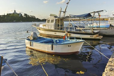 Sozopol, Bulgaristan - 9 Ağustos 2018: Süzebolu bağlantı noktası, Burgaz bölge, Bulgaristan teknesi gün batımı görünümü