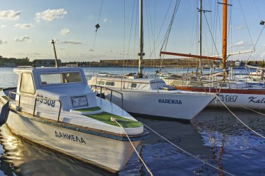 Sozopol, Bulgaristan - 9 Ağustos 2018: Süzebolu bağlantı noktası, Burgaz bölge, Bulgaristan teknesi gün batımı görünümü