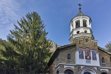 Dryanovo Manastırı, Bulgaristan - 6 Temmuz 2018: On dokuzuncu yüzyıl Dryanovo Manastırı Aziz Başmelek Michael, Gabrovo bölgesi, Bulgaristan