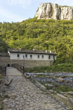 Dryanovo Manastırı, Bulgaristan - 6 Temmuz 2018: On dokuzuncu yüzyıl Dryanovo Manastırı Aziz Başmelek Michael, Gabrovo bölgesi, Bulgaristan