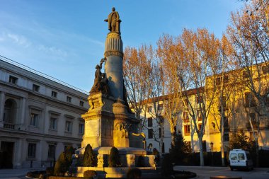 Madrid, İspanya - 22 Ocak 2018: Gün batımı görünümü anıt Francisco Romero Robledo ve Senato şehir Madrid, İspanya