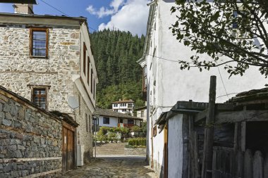 Shiroka Laka, Bulgaristan - 14 Ağustos 2018: Eski evleri ve sokakları, tarihi şehir, Shiroka Laka, Paşmaklı bölge, Bulgaristan