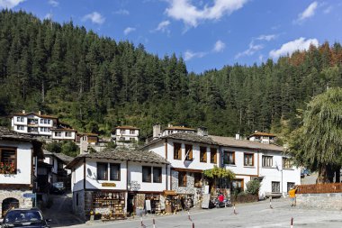 Shiroka Laka, Bulgaristan - 14 Ağustos 2018: Eski evleri ve sokakları, tarihi şehir, Shiroka Laka, Paşmaklı bölge, Bulgaristan