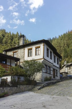 Shiroka Laka, Bulgaristan - 14 Ağustos 2018: Eski evleri ve sokakları, tarihi şehir, Shiroka Laka, Paşmaklı bölge, Bulgaristan