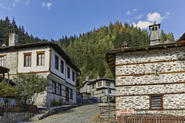 Shiroka Laka, Bulgaristan - 14 Ağustos 2018: Eski evleri ve sokakları, tarihi şehir, Shiroka Laka, Paşmaklı bölge, Bulgaristan