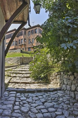 Plovdiv, Bulgaristan - 5 Temmuz 2018: Tipik sokak cobblestones eski şehir şehir Plovdiv, Bulgaristan