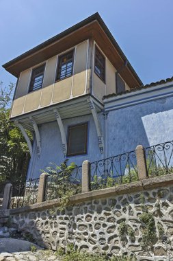 Plovdiv, Bulgaristan - 5 Temmuz 2018: Tipik sokak cobblestones eski şehir şehir Plovdiv, Bulgaristan