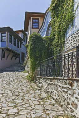 Plovdiv, Bulgaristan - 5 Temmuz 2018: Tipik sokak cobblestones eski şehir şehir Plovdiv, Bulgaristan
