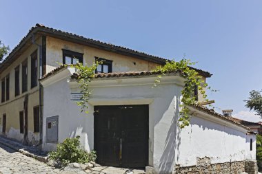 Plovdiv, Bulgaristan - 5 Temmuz 2018: Tipik sokak cobblestones eski şehir şehir Plovdiv, Bulgaristan