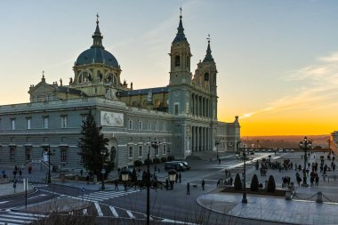 Madrid, İspanya - 22 Ocak 2018: Şaşırtıcı günbatımı manzarası Almudena Katedrali şehir Madrid, İspanya