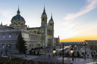 Madrid, İspanya - 22 Ocak 2018: Şaşırtıcı günbatımı manzarası Almudena Katedrali şehir Madrid, İspanya