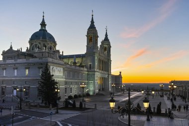Madrid, İspanya - 22 Ocak 2018: Şaşırtıcı günbatımı manzarası Almudena Katedrali şehir Madrid, İspanya