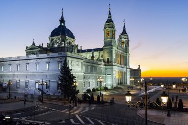 Madrid, İspanya - 22 Ocak 2018: Şaşırtıcı günbatımı manzarası Almudena Katedrali şehir Madrid, İspanya