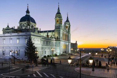 Madrid, İspanya - 22 Ocak 2018: Şaşırtıcı günbatımı manzarası Almudena Katedrali şehir Madrid, İspanya