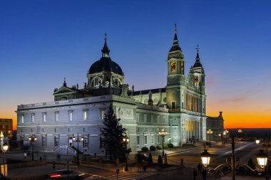 Madrid, İspanya - 22 Ocak 2018: Şaşırtıcı günbatımı manzarası Almudena Katedrali şehir Madrid, İspanya