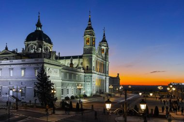 Madrid, İspanya - 22 Ocak 2018: Şaşırtıcı günbatımı manzarası Almudena Katedrali şehir Madrid, İspanya