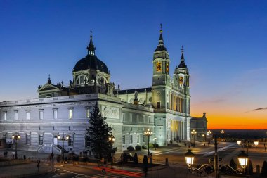 Madrid, İspanya - 22 Ocak 2018: Şaşırtıcı günbatımı manzarası Almudena Katedrali şehir Madrid, İspanya