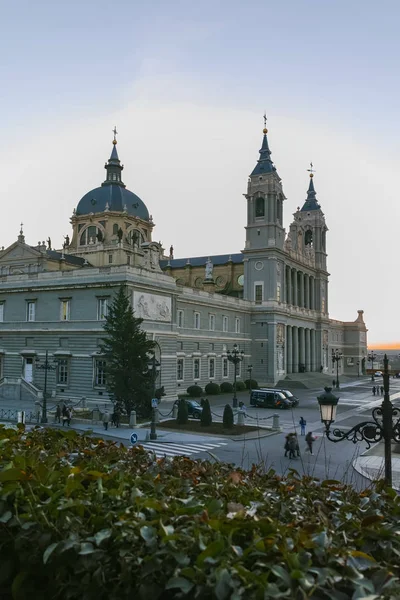 Madrid Spanje Januari 2018 Fantastische Zonsondergang Uitzicht Almudena Kathedraal Stad — Stockfoto