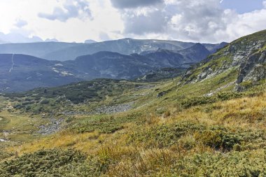 Bulgaristan 'ın Yedi Rila Gölü yakınlarındaki Rila Mountan' ın Yaz Manzarası