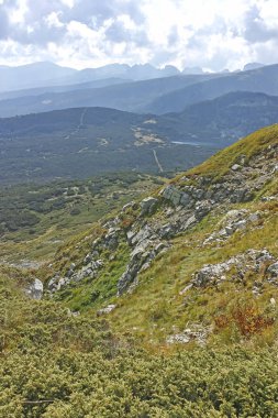 Bulgaristan 'ın Yedi Rila Gölü yakınlarındaki Rila Mountan' ın Yaz Manzarası