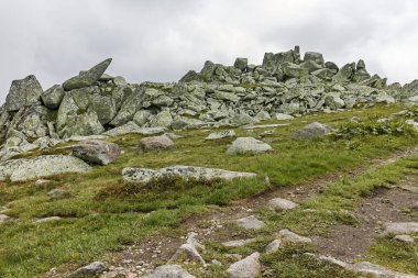 Cherni Vrah tepe, Sofya şehir bölge, Bulgaristan'dan Vitosha Mountain yeşil tepeler ile Panorama
