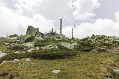 Cherni Vrah tepe, Sofya şehir bölge, Bulgaristan'dan Vitosha Mountain yeşil tepeler ile Panorama