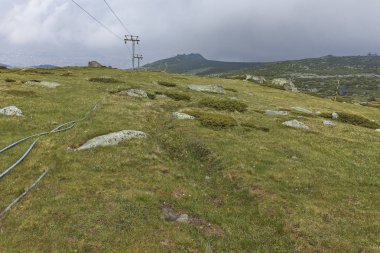 Cherni Vrah tepe, Sofya şehir bölge, Bulgaristan'dan Vitosha Mountain yeşil tepeler ile Panorama