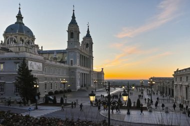 Madrid, İspanya - 22 Ocak 2018: Gece görünümü Almudena Katedrali şehir Madrid, İspanya