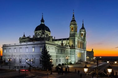 Madrid, İspanya - 22 Ocak 2018: Gece görünümü Almudena Katedrali şehir Madrid, İspanya