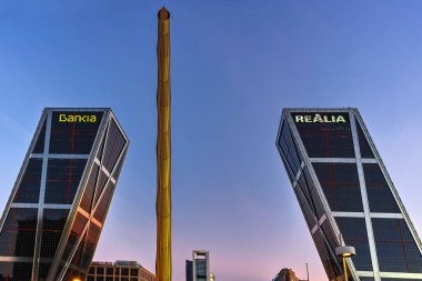 Madrid, İspanya - 23 Ocak 2018: Şaşırtıcı gündoğumu cityscape Gate Avrupa (Kio kuleleri) Paseo de la Castellana Street City, Madrid, İspanya