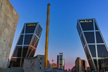 Madrid, İspanya - 23 Ocak 2018: Şaşırtıcı gündoğumu cityscape Gate Avrupa (Kio kuleleri) Paseo de la Castellana Street City, Madrid, İspanya