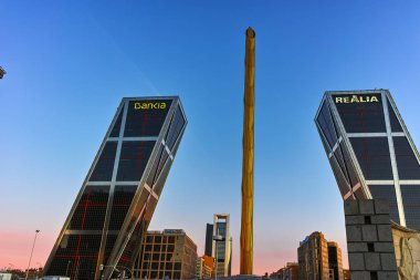 Madrid, İspanya - 23 Ocak 2018: Şaşırtıcı gündoğumu cityscape Gate Avrupa (Kio kuleleri) Paseo de la Castellana Street City, Madrid, İspanya