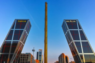 Madrid, İspanya - 23 Ocak 2018: Şaşırtıcı gündoğumu cityscape Gate Avrupa (Kio kuleleri) Paseo de la Castellana Street City, Madrid, İspanya