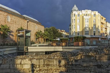 Plovdiv, Bulgaristan - 4 Temmuz 2018: gün batımı şaşırtıcı görüntülemek Knyaz Alexander ben sokak şehir Plovdiv, Bulgaristan