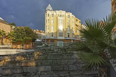 Plovdiv, Bulgaristan - 4 Temmuz 2018: gün batımı şaşırtıcı görüntülemek Knyaz Alexander ben sokak şehir Plovdiv, Bulgaristan