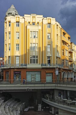 Plovdiv, Bulgaristan - 4 Temmuz 2018: gün batımı şaşırtıcı görüntülemek Knyaz Alexander ben sokak şehir Plovdiv, Bulgaristan