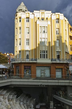 Plovdiv, Bulgaristan - 4 Temmuz 2018: gün batımı şaşırtıcı görüntülemek Knyaz Alexander ben sokak şehir Plovdiv, Bulgaristan