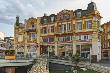 Plovdiv, Bulgaristan - 4 Temmuz 2018: gün batımı şaşırtıcı görüntülemek Knyaz Alexander ben sokak şehir Plovdiv, Bulgaristan