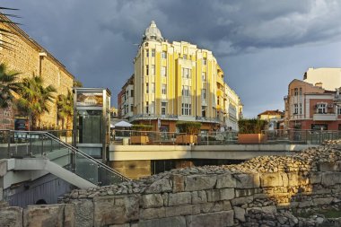 Plovdiv, Bulgaristan - 4 Temmuz 2018: gün batımı şaşırtıcı görüntülemek Knyaz Alexander ben sokak şehir Plovdiv, Bulgaristan
