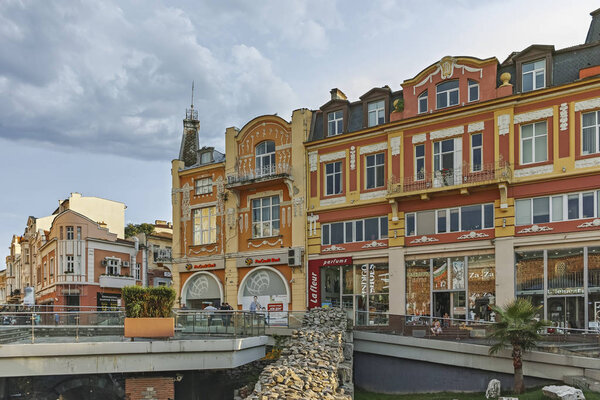 ПЛОВДИВ, БУЛЬГАРИЯ - 4 июля 2018 года: Удивительный вид на закат улицы Князя Александра I в городе Пловдив, Болгария
