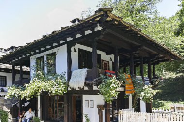 Etara, Gabrovo, Bulgaristan - 6 Temmuz 2018: Mimari etnografik kompleksi EDDR (Etara) yakınındaki şehir Gabrovo, Bulgaristan