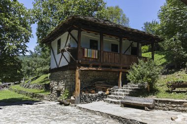 Etara, Gabrovo, Bulgaristan - 6 Temmuz 2018: Mimari etnografik kompleksi EDDR (Etara) yakınındaki şehir Gabrovo, Bulgaristan