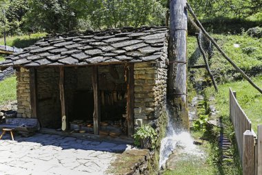 Etara, Gabrovo, Bulgaristan - 6 Temmuz 2018: Mimari etnografik kompleksi EDDR (Etara) yakınındaki şehir Gabrovo, Bulgaristan