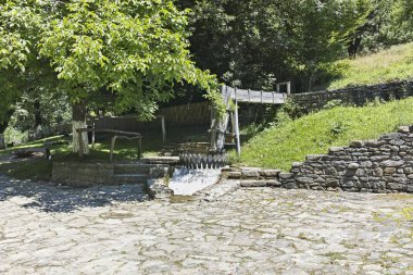 Etara, Gabrovo, Bulgaristan - 6 Temmuz 2018: Mimari etnografik kompleksi EDDR (Etara) yakınındaki şehir Gabrovo, Bulgaristan