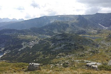 Rila Mountan 'ın yeşil tepeleri 'nin manzarası