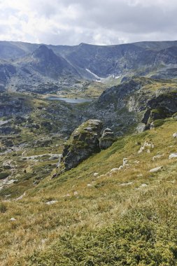 Rila Mountan 'ın yeşil tepeleri 'nin manzarası