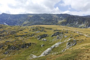 Rila Mountan 'ın yeşil tepeleri 'nin manzarası