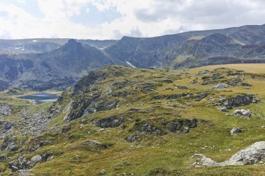 Rila Mountan 'ın yeşil tepeleri 'nin manzarası