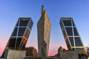 Madrid, İspanya - 23 Ocak 2018: Sunrise görünümünü Avrupa Kapısı (Kio kuleleri) ve Dikilitaş Calatrava Paseo de la Castellana Street City, Madrid, İspanya