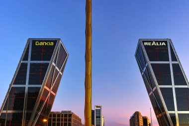 Madrid, İspanya - 23 Ocak 2018: Sunrise görünümünü Avrupa Kapısı (Kio kuleleri) ve Dikilitaş Calatrava Paseo de la Castellana Street City, Madrid, İspanya